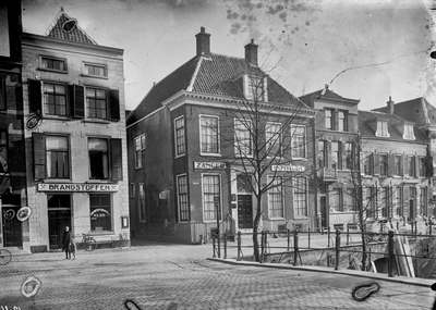 65201 Gezicht in de Nieuwegracht te Utrecht met de huizen nrs. 62A (links)-68, vanaf de Quintijnsbrug, uit het ...